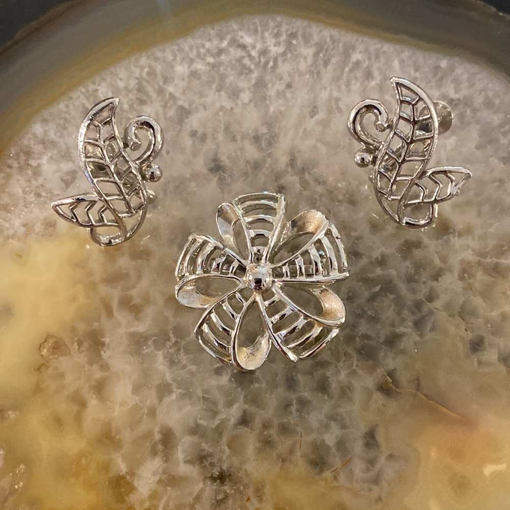 Silver ladder style brooch with screws back earrings Guc